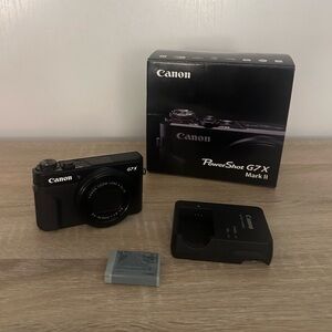 Elevate your photos and vlogs with the iconic Canon G7X Mark II! 📸